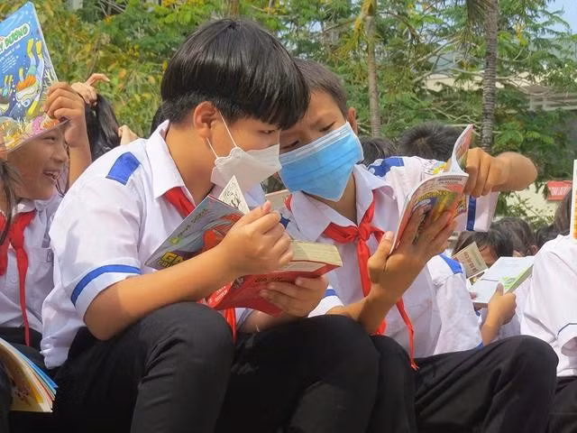 Học sinh Trường THCS Phổ Thạnh hào hứng với những trang sách hay. Ảnh: Trang Thy