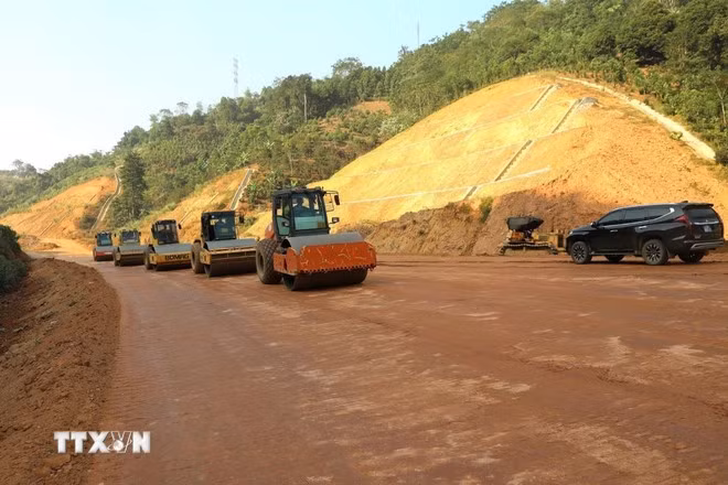 Các nhà thầu đang tập trung thi công nền đường, hạ ta luy dương trên tuyến cao tốc Tuyên Quang-Hà Giang. (Ảnh: Minh Tâm/TTXVN)