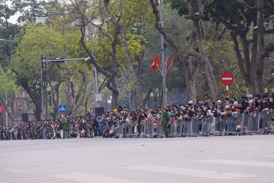 Mỗi màn biểu diễn, được hàng ngàn người dân đứng 2 bên đường Đinh Tiên Hoàng hò reo, cổ vũ