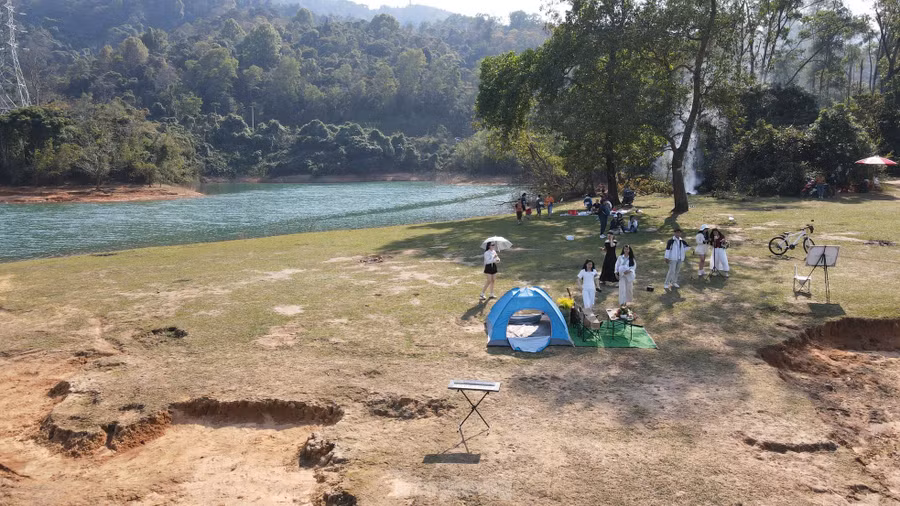 Không chỉ cuối tuần, vào những ngày thường, khu vực quanh "cây cô đơn" trở thành điểm đến yêu thích của các bạn trẻ. Ngoài thanh niên Hướng Hóa, các du khách từ mọi miền đất nước khi ghé thăm Quảng Trị đều muốn "check-in" tại đây.