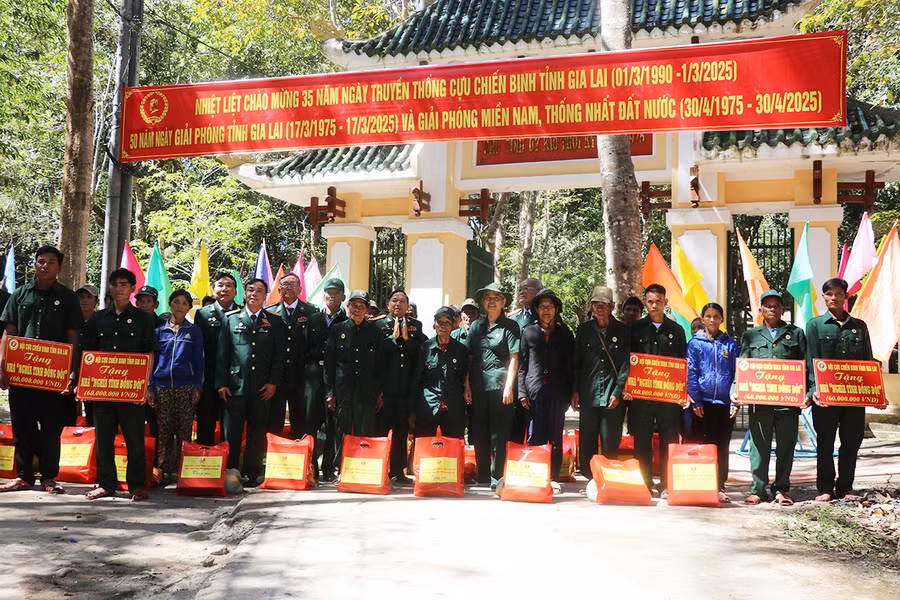 hoi-ccb-tinh-to-chuc-gap-mat-can-bo-hoi-vien-va-to-chuc-nhieu-hoat-dong-y-nghia-tai-khu-di-tich-lich-su-cach-mang-cua-tinh-khu-10-xa-krong-huyen-kbang-anh-ngoc-minh.jpg