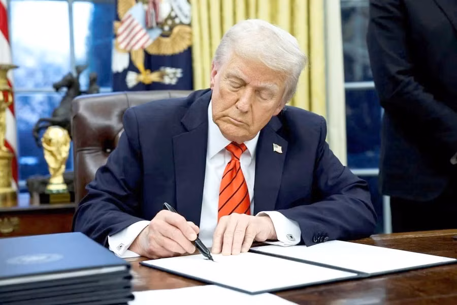 tong-thong-donald-trump-ky-sac-lenh-cong-nhan-tieng-anh-la-ngon-ngu-chinh-thuc-tai-my-anh-nguon-znewsvn.jpg
