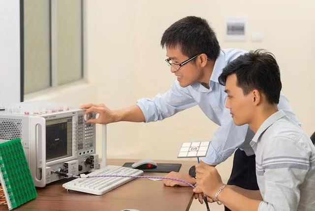 Giảng viên hướng dẫn sinh viên tại phòng thí nghiệm thiết kế vi mạch bán dẫn của ĐH Bách khoa Hà Nội. Các ngành liên quan kỹ thuật, công nghệ là lĩnh vực được chú trọng phát triển trong thời gian tới