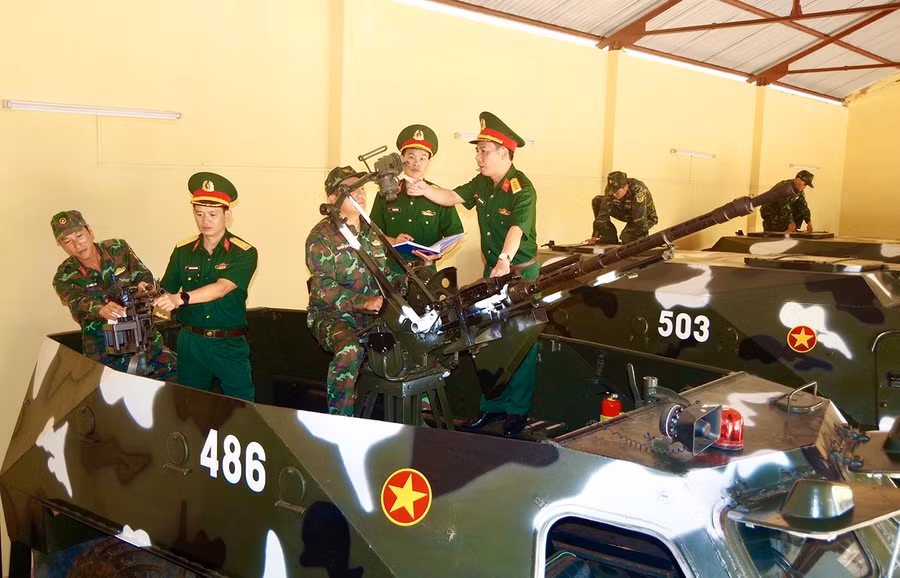1trong-dai-ta-le-thanh-tung-pho-chi-huy-truong-bo-chi-huy-quan-su-tinh-kiem-tra-cong-tac-truc-san-sang-chien-dau.jpg