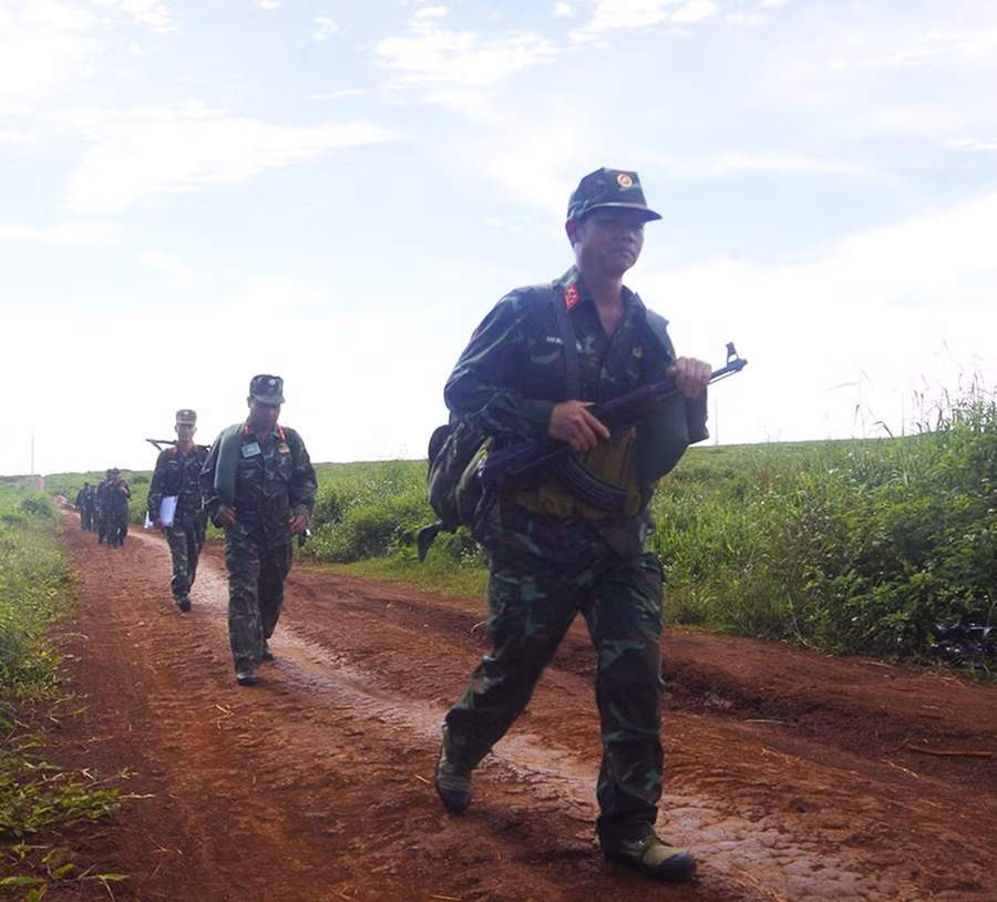 3hanh-quan-ket-hop-cong-tac-dan-van.jpg
