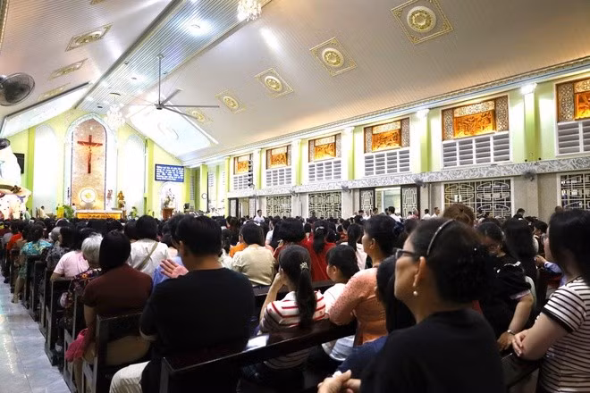 Tại nhà thờ Bình Thái (phường Bình Đông), Không khí trang nghiêm bao trùm thánh đường trong đêm Giáng sinh, khi tiếng thánh ca vang lên và những lời cầu nguyện lặng lẽ được gửi trao.