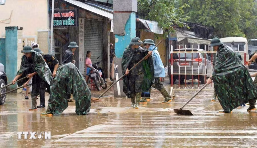 Lực lượng quân đội giúp dân vệ sinh môi trường khắc phục sau mưa lũ tại Đà Nẵng tháng 11/2025. (Ảnh: Trần Tĩnh/TTXVN)