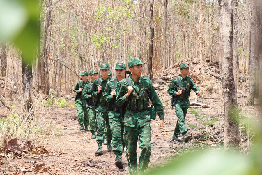 Chiến sỹ Bộ đội Biên phòng Đắk Lắk luôn vững vàng canh giữ đất trời biên cương, bảo vệ vững chắc chủ quyền lãnh thổ, an ninh biên giới quốc gia trong mọi tình huống. (Ảnh: Tuấn Anh/TTXVN)