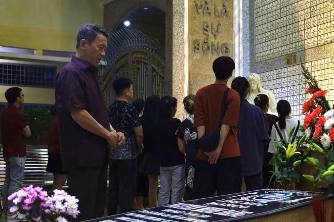 Sau khi tham dự thánh lễ trong thánh đường, nhiều giáo dân tiếp tục nán lại khuôn viên nhà thờ để cầu nguyện cho các linh hồn người đã khuất.