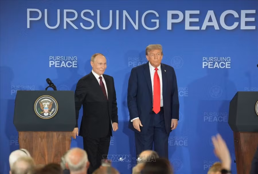 Tổng thống Nga Vladimir Putin (trái) và Tổng thống Mỹ Donald Trump tại Alaska hồi tháng 8/2025. Ảnh: TTXVN