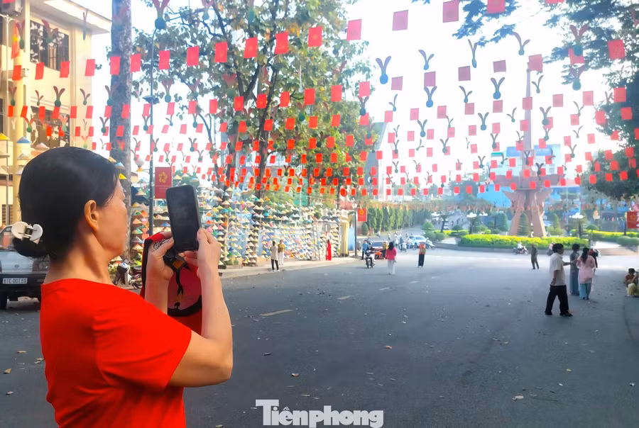 Công trình﻿ không sử dụng vật liệu cầu kỳ mà được hình thành từ những chiếc nón lá giản dị, mộc mạc.
