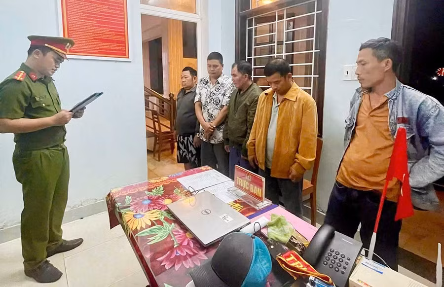 Cơ quan Công an đọc lệnh bắt giữ các đối tượng đánh bạc tại quán nhậu S.Q, khu phố Song Khánh, phường Hoài Nhơn Nam. Ảnh: Nguyễn Giang
