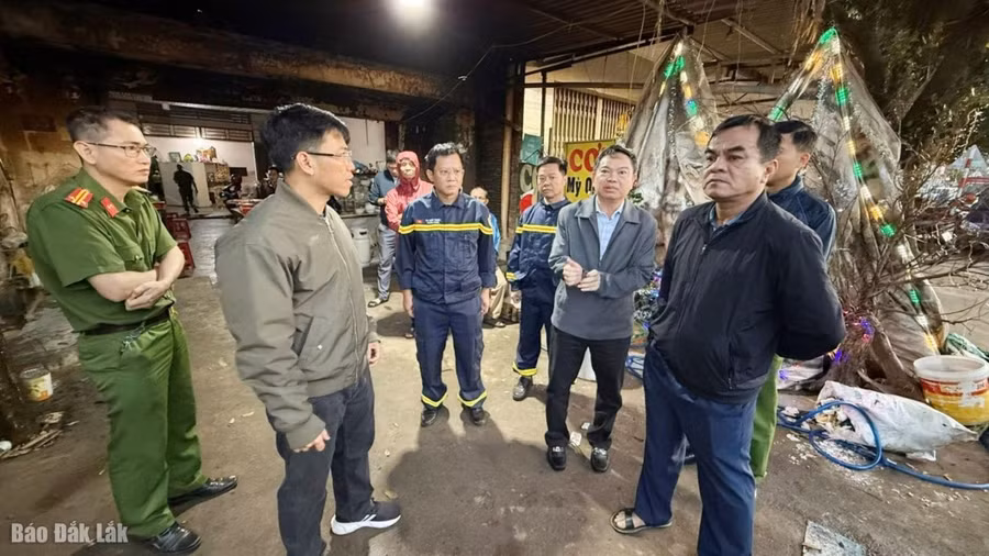Giám đốc và Phó Giám đốc Công an tỉnh Đắk Lắk trực tiếp có mặt tại hiện trường chỉ đạo công tác sau chữa cháy.