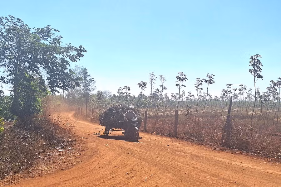 22duong-vao-lang-plong-bui-bay-mu-mit-moi-khi-co-xe-chay-ngang-qua.jpg