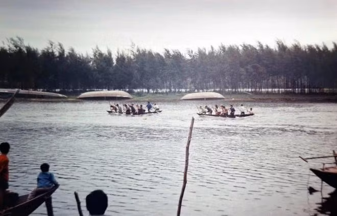 Cuộc đua thuyền ở Hội An, năm 1994. Mái chèo là ván và các mảnh gỗ khác, nhưng người chèo thuyền đã dùng rất nhiều sức mạnh vào chúng. ẢNH: SIMON O'REILLY