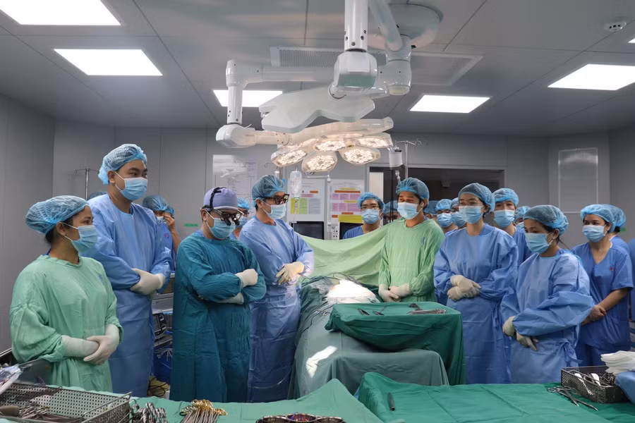 Êkíp bác sĩ tri ân người bệnh chết não hiến tạng. Ảnh: BVCC