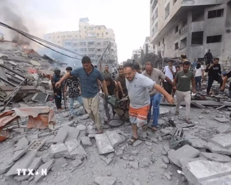 nguoi-dan-chuyen-thi-the-nan-nhan-sau-cac-cuoc-khong-kich-cua-israel-xuong-dai-gaza-anh-ttxvn.jpg