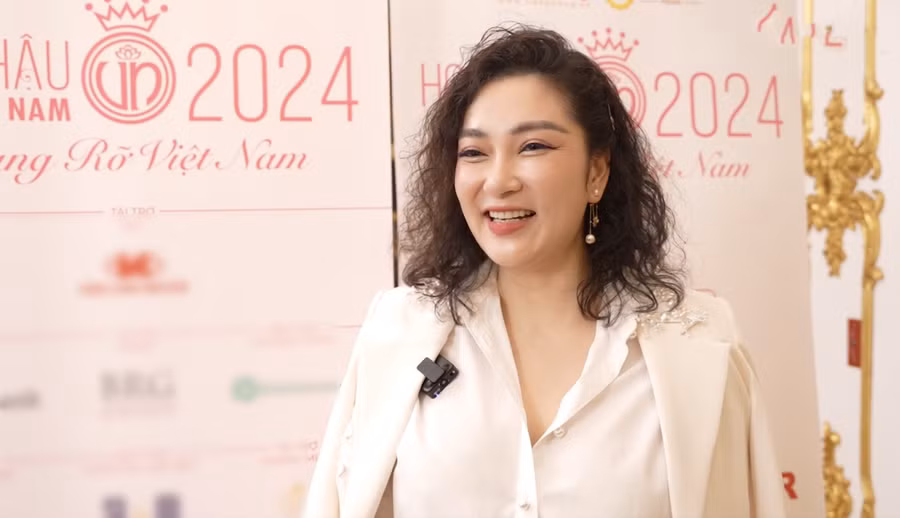 "Hơn 20 năm đăng quang nhưng cảm xúc trong tôi vẫn còn nguyên vẹn. Khi đến đây, nhìn các bạn cũng có những lo lắng y như mình ngày xưa", cô chia sẻ. Nguyễn Thị Huyền cho rằng để trở thành hoa hậu, các cô gái không chỉ đẹp về nhan sắc mà cần tri thức, văn hóa mới có thể truyền cảm hứng và cống hiến cho xã hội. Ảnh: BTC