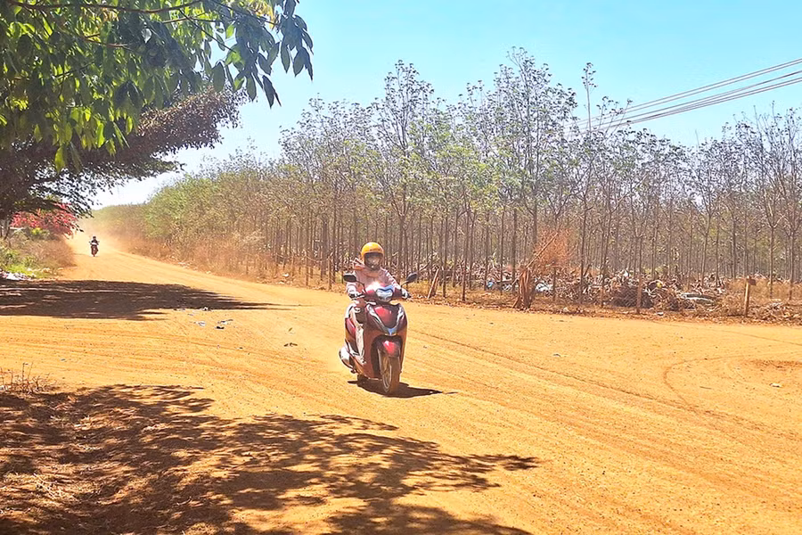 1-toan-bo-tuyen-duong-la-duong-dat-nen-viec-di-lai-vao-mua-nang-hay-mua-mua-deu-gay-nhieu-kho-khan-cho-nguoi-dan.jpg