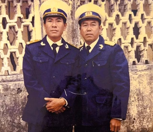 Thiếu tá Nguyễn Ngọc Thành (trái) và trung tá Vũ Huy Lễ, năm 1995. Ảnh: T.L