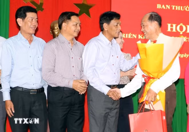 3cong-bo-quyet-dinh-nghi-huu-truoc-tuoi-voi-cac-can-bo-lanh-dao-1603.jpg