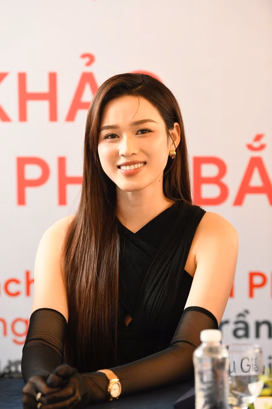 Đỗ Thị Hà chia sẻ cô vui khi hành trình trở thành hoa hậu của mình có thể truyền cảm hứng cho một số thí sinh. Cô hy vọng qua cuộc thi, các người đẹp sẽ có thêm trải nghiệm, kinh nghiệm cho cuộc sống trong tương lai. Ảnh: BTC