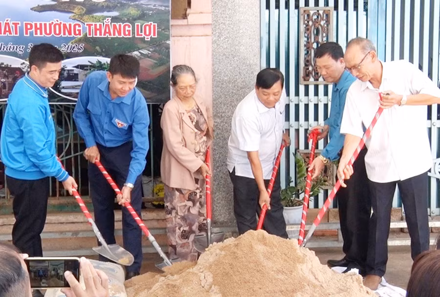 tuoi-tre-chung-tay-giup-nguoi-ngheo-an-cu-2.jpg