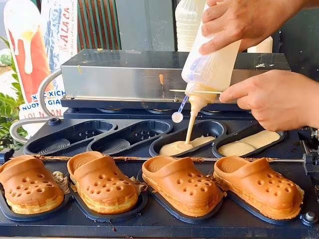 Những chiếc bánh hình chiếc dép vô cùng ngộ nghĩnh. . ẢNH: THẢO PHƯƠNG