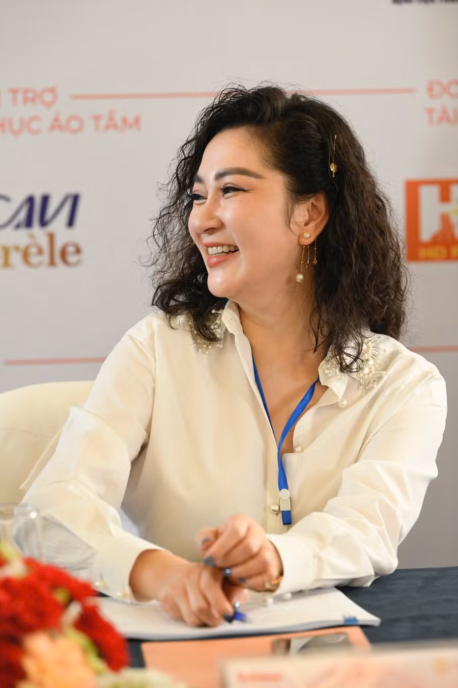 Nhiều năm qua, Hoa hậu Nguyễn Thị Huyền gần như không tham gia showbiz, cô sống kín tiếng và dành nhiều thời gian cho gia đình cùng công việc riêng. Đảm nhận vai trò giám khảo sơ khảo của cuộc thi, người đẹp chia sẻ cô háo hức trở lại Hoa hậu Việt Nam 2024 và đặc biệt ấn tượng khi cuộc thi đề cao giá trị cống hiến và văn hóa. Ảnh: BTC