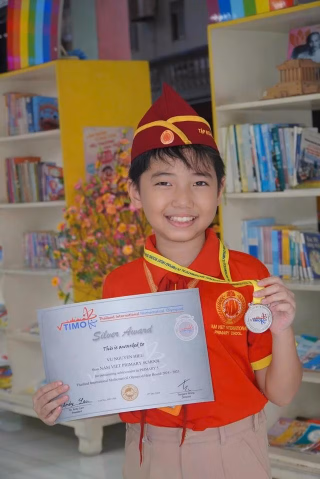 Vũ Nguyên Hiếu vui mừng khi đạt huy chương bạc của kỳ thi toán học quốc tế TIMO. ẢNH: GIA ĐÌNH CUNG CẤP