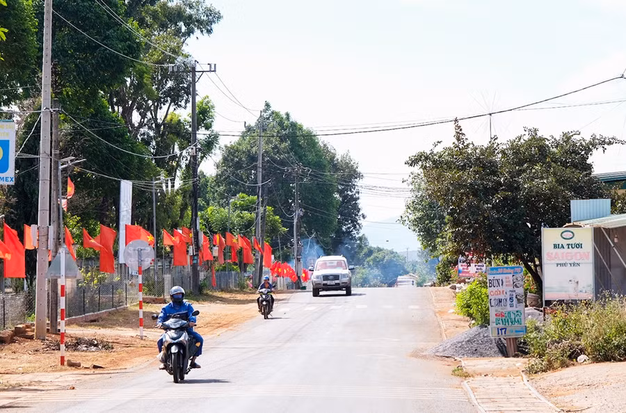 3tduong-co-to-quoc-o-trung-tam-xa-ia-nan-huyen-duc-co.jpg