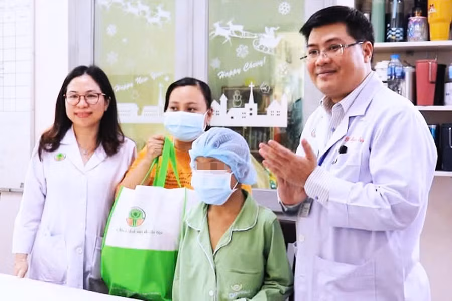 Bé trai 13 tuổi ghép tạng được xuất viện trở về nhà đúng vào dịp nghỉ Tết trong niềm hân hoan của y bác sĩ và gia đình. Ảnh: BVCC