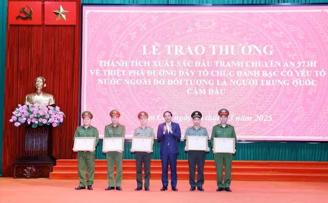 Ông Trịnh Xuân Trường, Bí thư Tỉnh ủy, Chủ tịch UBND tỉnh Lào Cai, trao trưởng cho các đơn vị tham gia chuyên án. Ảnh: Theo Báo Lào Cai