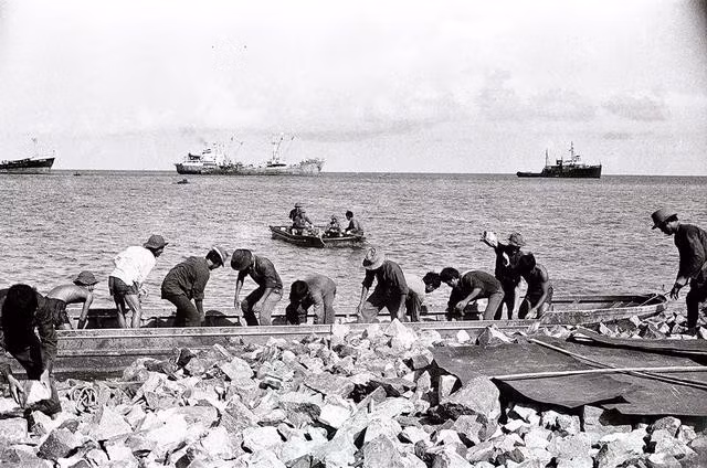Bộ đội công binh hải quân tôn tạo, củng cố các đảo đóng giữ, năm 1988. Ảnh: Nguyễn Viết Thái