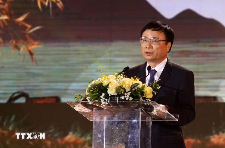 Phó Chủ tịch Ủy ban Nhân dân tỉnh Nghệ An Bùi Đình Long phát biểu tại buổi lễ. (Ảnh: Văn Tý/TTXVN)
