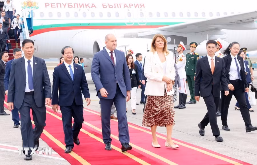Tổng thống Bulgaria Rumen Radev và Phu nhân đến Hà Nội, bắt đầu thăm chính thức Việt Nam. (Ảnh: Phạm Kiên/TTXVN)