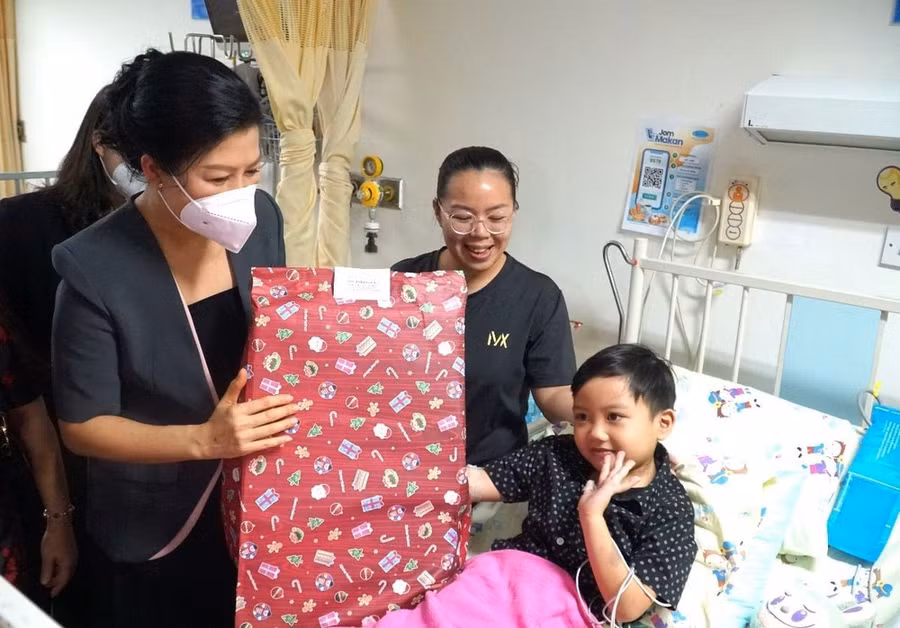 Phu nhân Ngô Phương Ly thăm và tặng quà cháu nhỏ ba lần phẫu thuật tim tại Viện Tim Quốc gia Malaysia. (Ảnh: Hằng Linh/TTXVN)