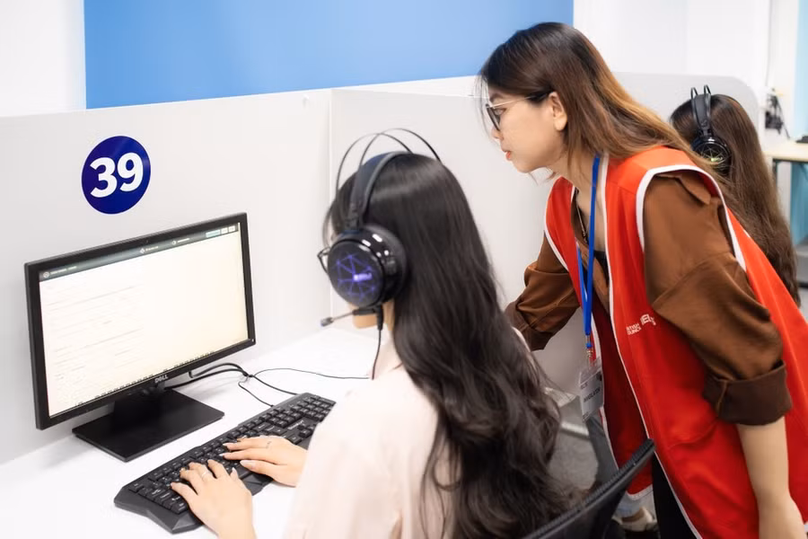 Thí sinh dự thi chứng chỉ tiếng Anh của Hội đồng Anh. (Ảnh: PV/Vietnam+)