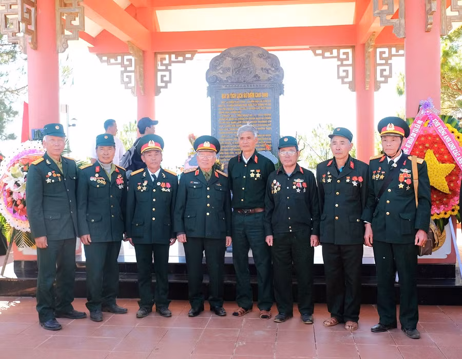 1-bgtrung-tuong-khuat-duy-tien-thu-4-tu-trai-sang-chup-anh-cung-cac-cuu-chien-binh-tai-duc-co.jpg