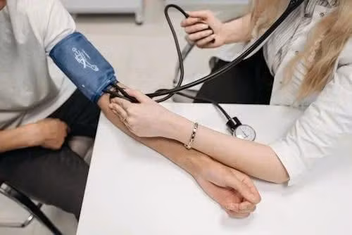 Đi bộ nhanh có thể giúp hạ huyết áp, giảm nguy cơ mắc bệnh tim. Ảnh: Pexels