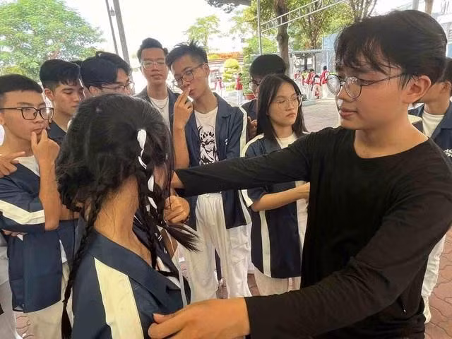 Minh Khánh hướng dẫn học sinh nhảy múa. ẢNH: PHƯƠNG VY