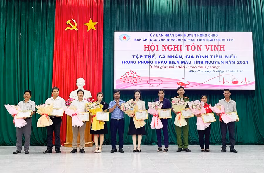 pho-chu-tich-ubnd-huyen-tang-giay-khen-cho-cac-tap-the-xuat-sac.jpg