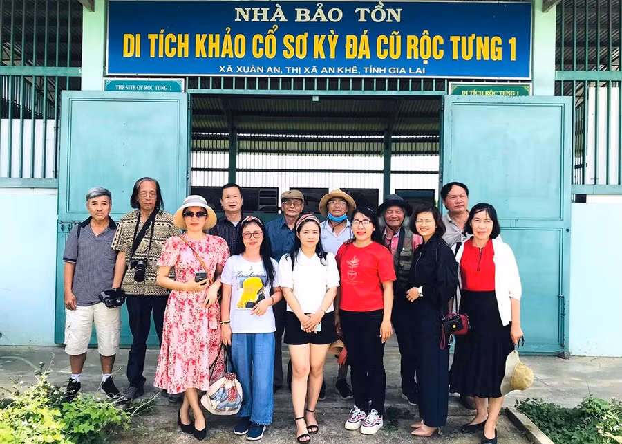 1-hoi-vien-cac-chi-hoi-truc-thuoc-hoi-van-hoc-nghe-thuat-tinh-trong-chuyen-thuc-te-sang-tac-tai-thi-xa-an-khe-anh-hoi-vhnt.jpg