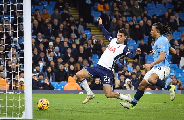 Brennan Johnson nhấn chìm Man City với bàn ấn định tỉ số 4-0 tại Etihad