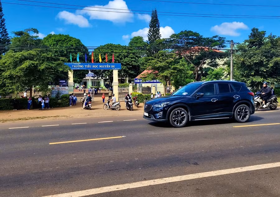 22hien-cac-vi-tri-truong-hoc-co-ban-da-co-bien-bao-truong-hoc-vach-giam-toc-vach-di-bo-qua-duong-nhung-van-con-nhieu-truong-chua-duoc-dau-tu-dong-bo-he-thong-atgt-khien-nguy-co-tai-nan-xay-ra-rat-cao.jpg