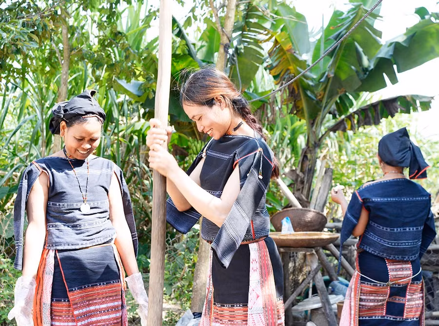 11-chi-em-phu-nu-lang-mo-hra-dap-cung-nau-an.jpg