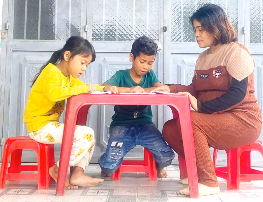 2them-tu-nam-2019-den-nay-co-myeng-giao-vien-truong-tieu-hoc-le-van-tam-xa-tu-an-duy-tri-phu-dao-ren-viet-doc-tieng-viet-cho-hoc-sinh-nguoi-dan-toc-thieu-so-anh-ngoc-minh.jpg