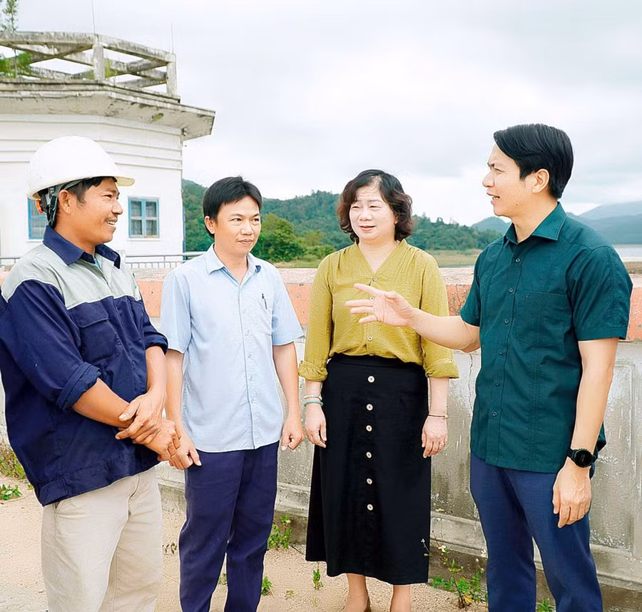 4-di-kiem-tra-cong-trinh.jpg