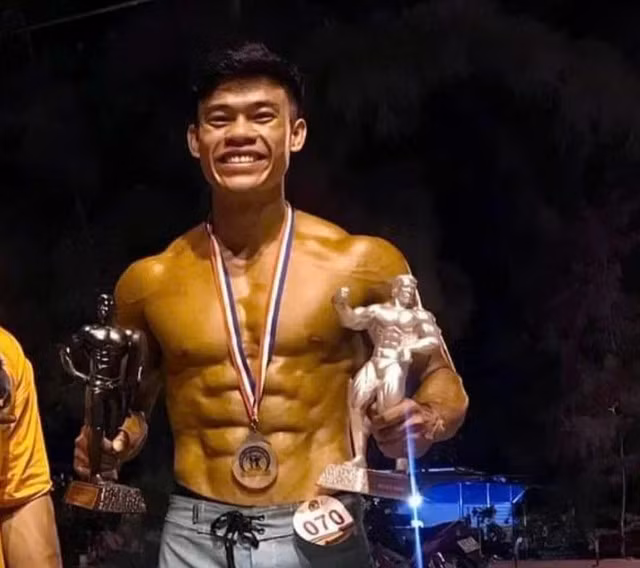 Hoàn đạt huy chương ngay lần đầu thi đấu thể hình. ẢNH: NVCC
