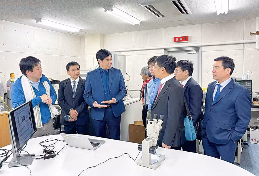 Đoàn cán bộ nghiên cứu khoa học của Trường ĐH Quy Nhơn tại Đài quan sát thiên văn Okayama - trên núi Chikurinji, ở thị trấn Yakage, TP Asakuchi.